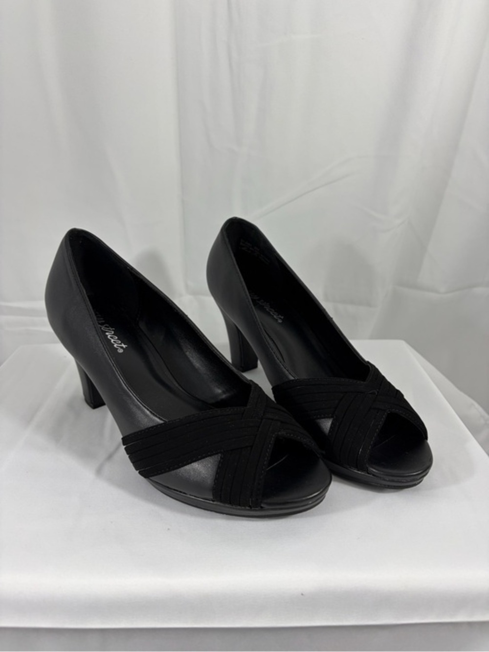 NWT Easy Street Women’s Size 8 Classic Black Peep-Toe 3 Inch Heel Pumps